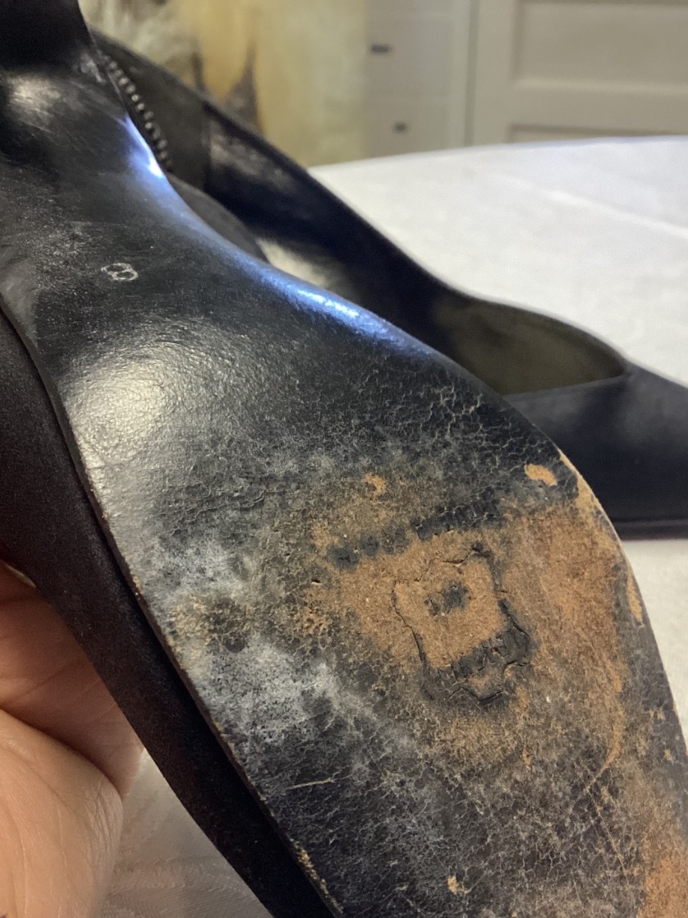 STEWART WEITZMAN. BLACK SATIN FANCY KITTEN HEELS SZ 8 - Picture 4 of 15